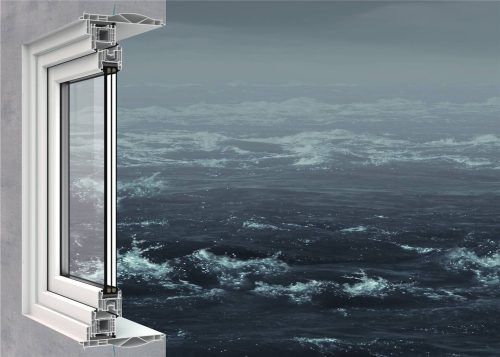 Thermozarge Lagun überzeugt im Härtetest: 28 Tage Belastung – kein Wassereintritt. Die zertifizierte Dichtheit ist auch bei bestehenden einbetonierten Kellerzargen nachrüstbar.