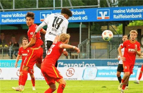 Timothée Diowo köpft hier zum 3:0-Endstand für Wacker Burghausen ein.Foto mb.presse – Butzhammer