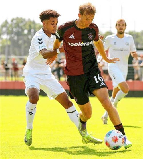 Timothée Diowo (links) und der SVW hatten nach dem heißen Tanz bei Nürnbergs Reserve das Nachsehen. Foto mb.presse