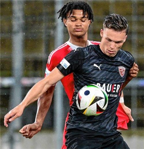 Tobias Stoßberger, der für Buchbach traf, ist hier vor Julien Yanda am Ball.Foto Imago