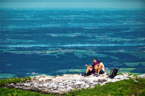 Tourismus ist in der Region Rosenheim ein wichtiger Faktor. Schließlich hat sie für Touristen so einiges zu bieten – nicht nur den grandiosen Ausblick auf den Chiemgau von der Kampenwand. Foto dpa