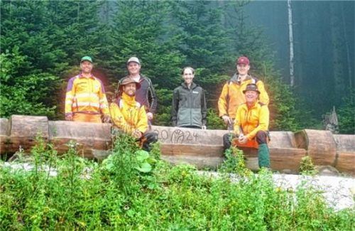 Treffen am neuen Bankerl: (von links): Michael Lindner vom Siegsdorfer Bauhof, Holzknecht Max Poschner, Jakob Ober vom Forstbetrieb Jobst, Förster Leo Hartinger und die Holzknechte Samuel Liedtke und Reinhard Albrecht. Foto krammer