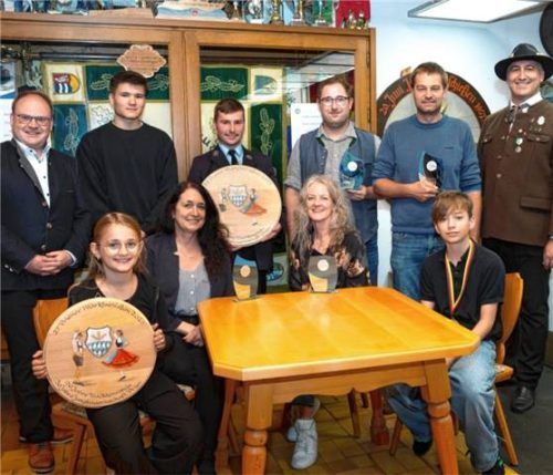 Trophäen für erfolgreiche Schützen: (von links) Bürgermeister Andreas Friedrich mit Sarah Loferer, Lukas Huber, Julia Kink, Sebastian Thalacker, Regina Jenne, Fredi Köhler, Markus Stocker, Ludwig Hoermann und Schützenmeister Florian Wunderle. Foto berger