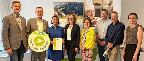 Über den erfolgreichen Abschluss beim Bio-Regio-Coaching freuten sich (von links) Aschaus Bürgermeister Simon Frank, KiZ-Geschäftsführer Stefan Schmitt, KiZ-Küchenleiterin Nicole Rogge, Ministerialdirigentin Alexandra Schenk vom Landwirtschaftsministerium, Irmgard Reisch vom Amt für Landwirtschaft Ebersberg-Erding, stellvertretender KiZ-Küchenleiter Oliver Preuße, Bio-Coach Hubert Bittl und Irmi Prankl von der Öko-Modellregion Hochries-Kampenwand-Wendelstein. Foto Kirchner