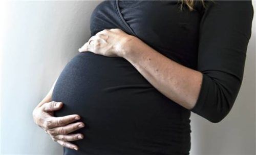 Über Probleme in der Schwangerschaft und bei der Geburt wird oft nicht gesprochen. Deshalb gibt es nun eine neue offene Sprechstunde. Foto dpa
