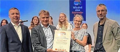 Übergabe der Urkunde „Fairtrade-Schule“ durch Traunsteins Oberbürgermeister Dr. Christian Hümmer (links) und Fairtrade-Koordinator Thomas Stadler (rechts) an AKG-Schulleiter Diether Thumser (Zweiter, von links) und die Koordinatorin des AKG-Fairtradeteams, Vera Grünes.Foto Dinauer