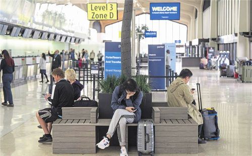 Überraschung am Flughafen: Wer mit Sack und Pack rechtzeitig vor Ort ist und dann erfährt, dass sein Flug nicht stattfindet, ist erst mal ratlos. Fotos Imago/Panama Pictures/Anadolu Agency/Jochen Tack