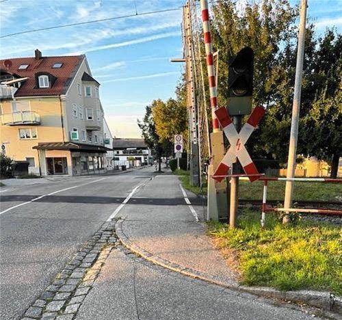 Um den Straßenverlauf stadteinwärts im Bereich des Bahnübergangs geht es: Rechts im Bild ist die kurz davor befindliche Einmündung in die Prof.-Kurt-Huber-Straße zu sehen. Wenige Meter hinter den Schranken folgt rechts die Einmündung in die Dr.-Beck-Straße. Foto Norbert Kotter