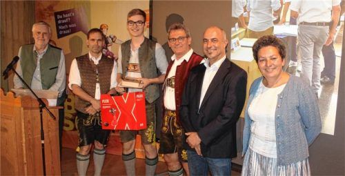 Unter dem Applaus aller Gäste wurde Thomas Böck (Mitte) als Innungssieger der Schreinerinnung Rosenheim 2025 ausgezeichnet. Zu den ersten Gratulanten gehörten (von links) Sebastian Fischer (Vorsitzender des Prüfungsausschusses), Ausbilder und Schreinermeister Martin Impler, Innungsobermeister Peter Moser und stellvertretende Landrätin Alexandra Burgmaier. Foto Steffenhagen