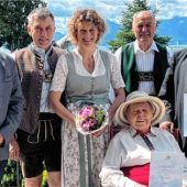 Rita Hauser für 65 Jahre Treue zur Pension Seeblick in Seebruck geehrt