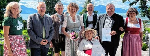 Urlaubstreue: (von links) Christiane Lindlacher, Leiterin der Tourist-Information, Bürgermeister Martin Bartlweber, Robert und Carolin Hofmann von der Pension Seeblick, Rita Hauser, Klaus Mayer (Seeblick), Michael Hauser und Christl Mayer (Seeblick). Foto  Gemeinde Seeon-Seebruck