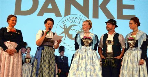 Verantwortlich für den gelungenen Abend war unter anderem Birgit Gnadl. Diese lobte Marianne Jauernig ebenso wie Anna Gnadl, Sprecher Thomas Hinterräder und die Volksmusikwartin Antonia Steinert (von links). Foto  Eder