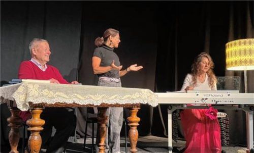 Verse und Klassik: (von links) Mundartdichter Josef Obermüller aus Prien, Petra Babinsky und Pianistin Katerina Antonova. Foto  bABINSKY
