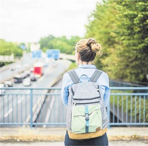 Vertrauenssache: Ein Mensch auf einer Autobahnbrücke bedeutet nicht prinzipiell ein Sicherheitsrisiko. Foto imago