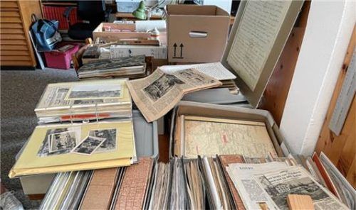 Viel Arbeit für den Archivar: Die offenen Schachteln und Kisten mit Dokumenten, prall gefüllte Ordner, Fotoalben, Karten und Bücher wollen sortiert werden. Foto  Kirchner