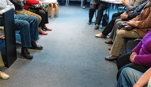 Volle Wartezimmer, ein übliches Bild bei vielen niedergelassenen Ärzten. Wie kann es sein, dass die Region trotzdem bei einigen Arztgruppen als überversorgt gilt? Foto DPA