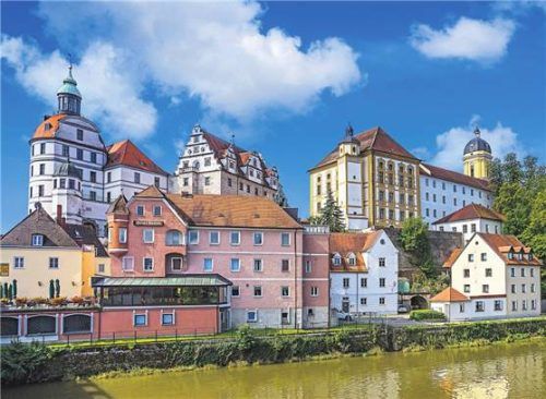 Voller Kulturschätze: Neuburg a.d. Donau thront idyllisch auf der Leopoldineninsel (gr. F.). Links: die prächtige Bibliothek. Fotos . Ammerschläger, Imago/Imagebroker/ Blickwinkel, Zum Klosterbräu