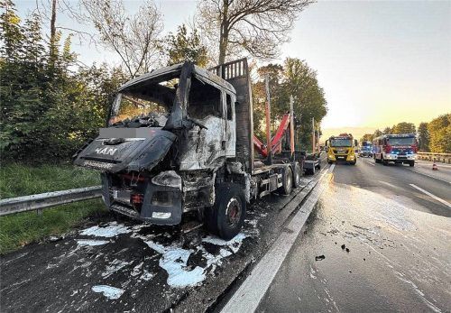 Von der Fahrerkabine des österreichischen Lkw, der am gestrigen Montag auf der A8 bei Irschenberg in Brand geraten war, blieb letztlich nur ein Gerippe übrig. Foto Reisner