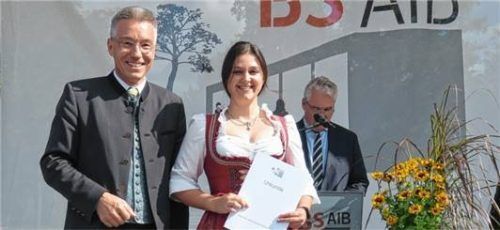 Von wegen „typischer Männerberuf“: Sandra Gruninger erzielte als Jahrgangsbeste im Fach Anlagenmechanik (Sanitär/Heizung/Klima) die Traumnote 1,00 und wird von Landrat Otto Lederer zu diesem Erfolg beglückwünscht.