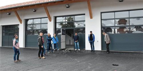 Vor der Sitzung besichtigten die Gemeinderäte mit dem Bürgermeister und Geschäftsleiter das neue Gebäude des Bauhofs. Es wurde über den aktuellen Stand informiert, der im Zeitplan liegt. Die Gemeinderäte zeigten sich über den Zustand sehr zufrieden. Foto  Wunderlich