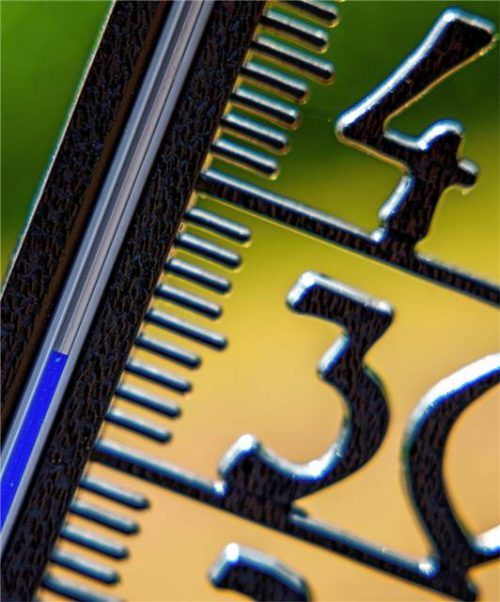 Vor einem wolkenlosen blauen Himmel zeigt ein Außenthermometer in einem Garten bereits am Vormittag über 30 Grad Lufttemperatur an. Foto dpa