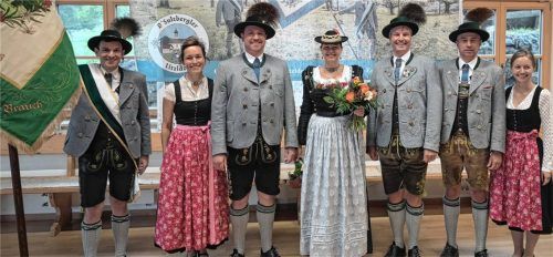 Vorfreude auf das Trachtenfest: (von links) Fähnrich Wolfgang Bauer mit der neu restaurierten Fahne von 1926, Zweite Vorsitzende Elisabeth Paul, Vorsitzender Thomas Kreitmayr, Landtagspräsidentin Ilse Aigner, Festleiter Hubert Lottes, Schriftführer Markus Wallner und Kassierin Regina Astner. Foto re
