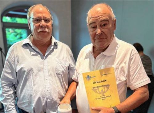 Vorsitzender Horst Spensberger (links) beglückwünschte Klaus Furtner zur 70-jährigen Mitgliedschaft.Foto re