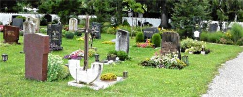 Während die 2021 neu berechneten Grabgebühren für den gemeindlichen Friedhof in Grabenstätt (Bild) unverändert bleiben, werden die Bestattungsgebühren teilweise deutlich erhöht. Foto  Müller