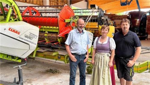 Während die Erntemaschinen von Lohnunternehmer Franz Bichlmeier (rechts) auf den nächsten Einsatz warten, zogen stellvertretende Kreisbäuerin Kristina Keilhacker und Kreisobmann Ulrich Niederschweiberer eine erste Bilanz der diesjährigen Ernte. Foto Kreibich