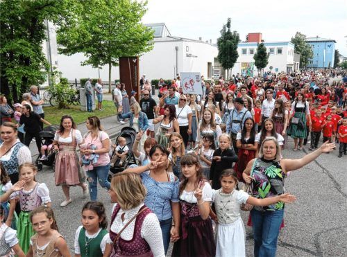 Waldkraiburg zählt über 25000 Bürger und ist damit die einwohnerstärkste Stadt im Landkreis. Viele von ihnen waren beim Wiesn-Jubiläumsauszug dabei. Foto Stuffer