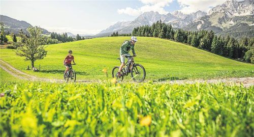 Was für ein Gewinn: drei Tage auf der Hütte (l.) – und eine schöne Bike-Tour (gr. F.). Fotos Privat, Mirja GEh, St. Johann in TIrol