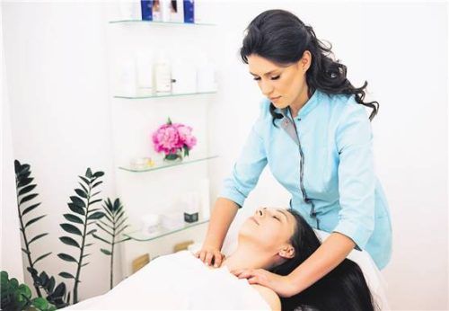 Wer bei sich zuhause Menschen gegen Geld behandelt, betreibt ein Gewerbe. Foto Smarterpix/uflypro