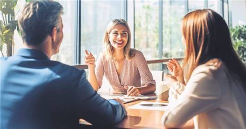 Wer ein Folgedarlehen braucht, sollte mindestens ein Jahr vor Laufzeitende Kontakt zu seiner Hausbank aufnehmen. Foto Adobe Stock/Input UX