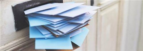 Wer länger verreist, sollte nicht nur seine Post abholen lassen – sondern auch bestimmte Versicherungen informieren. Foto Smarterpix/YuriArcurs