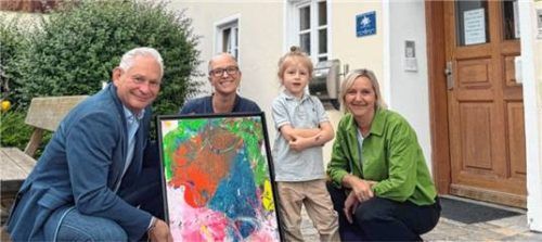 Bei der Übergabe am Irmengard-Hof: (von links) Wolfgang Altmüller, Tanja Boyko, „Mini-Picasso“ Laurent Schwarz und Renate Zahnbrecher. Foto re