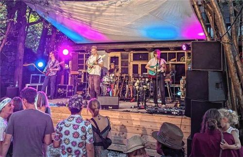 Zahlreiche Bands sorgen auf der Bühne für musikalische Unterhaltung. Foto RE