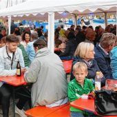 Segler feiern ausgelassen Hafenfest