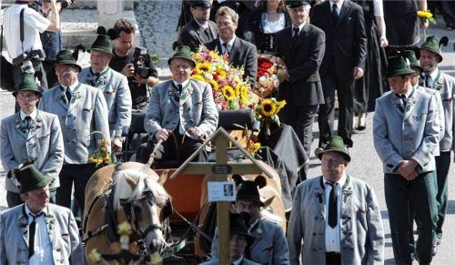 Zahlreiche Teilnehmer folgten dem Trauerzug für Hans Clarin bei der Beerdigung im Jahr 2005.Fotos  dpa