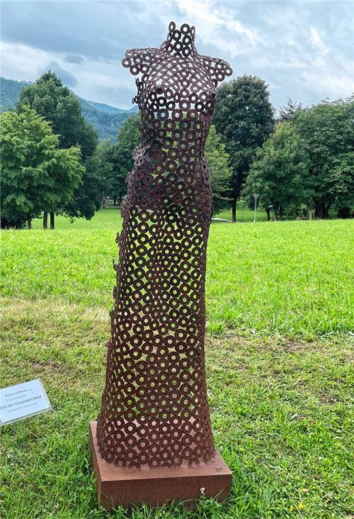 „Zeit der Vergänglichkeit:“ Bernhard Witsch hat die Skulptur aus verschweißten Stahlscheiben gestaltet. Foto  Kirchner