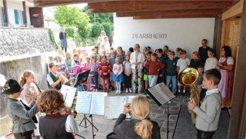 Zu Beginn einer warmherzigen Verabschiedungsfeier begrüßte die „Bläserbande“ die scheidende Schulleiterin Monika Kilgenstein (in der Mitte der Schulkinder) vor dem Pfarrsaal. Foto  Ostermaier