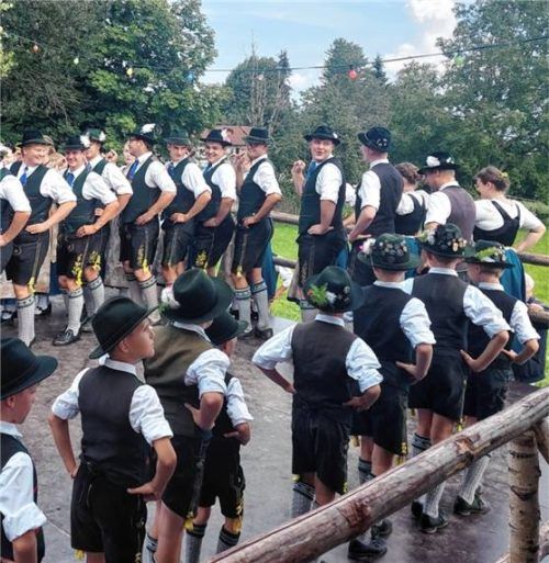 Zünftiger Tanz gehört zum Waldfest dazu. Foto RE