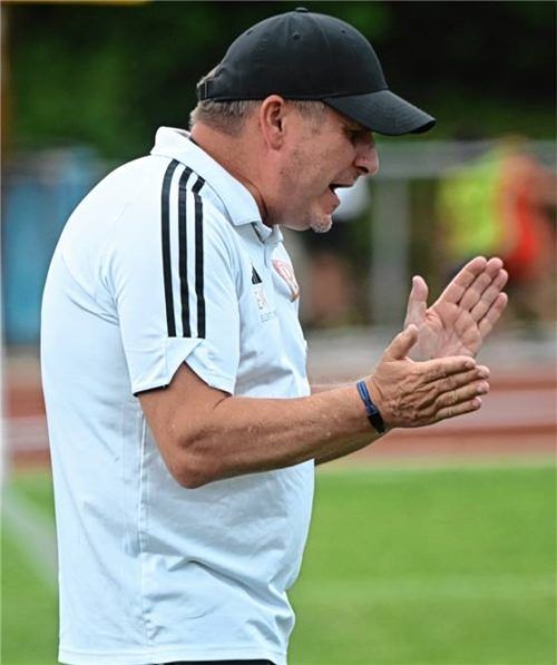 Zuletzt gab es Applaus von 1860-Coach Wolfgang Schellenberg für seine Spieler – nun wartet die knackige Heimpartie gegen Hallbergmoos.Foto Franz Ruprecht
