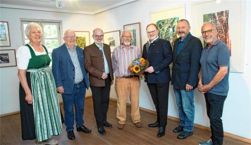 Zum 85. Geburtstag von Lenz Hamberger lud die Marktgemeinde Prien ins Heimatmuseum ein. Unser Bild zeigt (von links) die Ehrenbürger Renate Hof und Michael Anner senior, Michael Anner junior, Lenz Hamberger, Andreas Friedrich, Martin Aufenanger und Karl Aß. Foto  Berger
