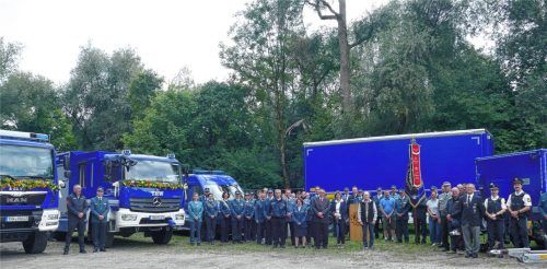 Zur Fahrzeugsegnung waren Mitglieder des THW, anderer Hilfsorganisationen und Vertreter der Lokalpolitik gekommen.Fotos Schubert