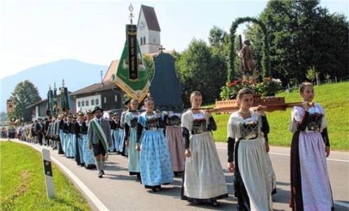 Zur Tradition des Patroziniums von Maria Morgenstern in Lippertskirchen gehört die stattliche und prachtvolle Prozession. Foto Strim