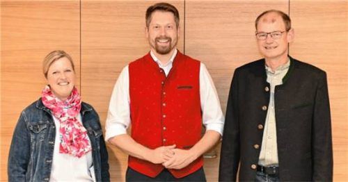 Zwei Parteien, ein Kandidat: der Sprecher der UWW/FDP-Fraktion, Markus Entfellner (rechts), und Dritte Bürgermeisterin Claudia Schweinöster (links) mit Bürgermeisterkandidat Johannes Weber. Foto Hellmich