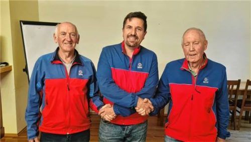 Zwei Urgesteine geben ihre Ämter auf: Sepp Rier, Bereitschaftsleiter der Bergwacht Grassau (Mitte), bedankte sich bei Wolfgang Obermeier (links), bisheriger Vorsitzender, und Ernst Oberstaller, bisheriger Kassier. Foto  Förderverein Bergwacht Grassau.