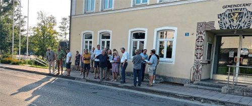 Zwischen dem alten Rathaus auf der einen und der katholischen Kirche auf der anderen Seite soll ein Fußgängerüberweg entstehen. Der Gemeinderat begutachtete die mögliche Lage eines Zebrastreifens. Foto Heinz