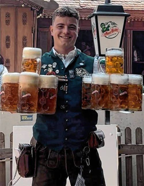 14 Masskrüge auf einmal? Für Lucas Inninger kein großes Kunststück. 32 Kilo Gewicht kommen da zusammen.Foto Privat