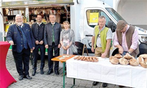 23. Bauernherbst-Eröffnung auf dem Grünen Markt in Rosenheim: (von links) RegRo-Vorsitzender Sebastian Friesinger, Oberbürgermeister Andreas März, Landrat Otto Lederer, Bauernherbst-Kalender-Macherin Suzi Strigl, Metzger Hans Bauer und Bäcker Florian Steffl.Foto Hötzelsperger